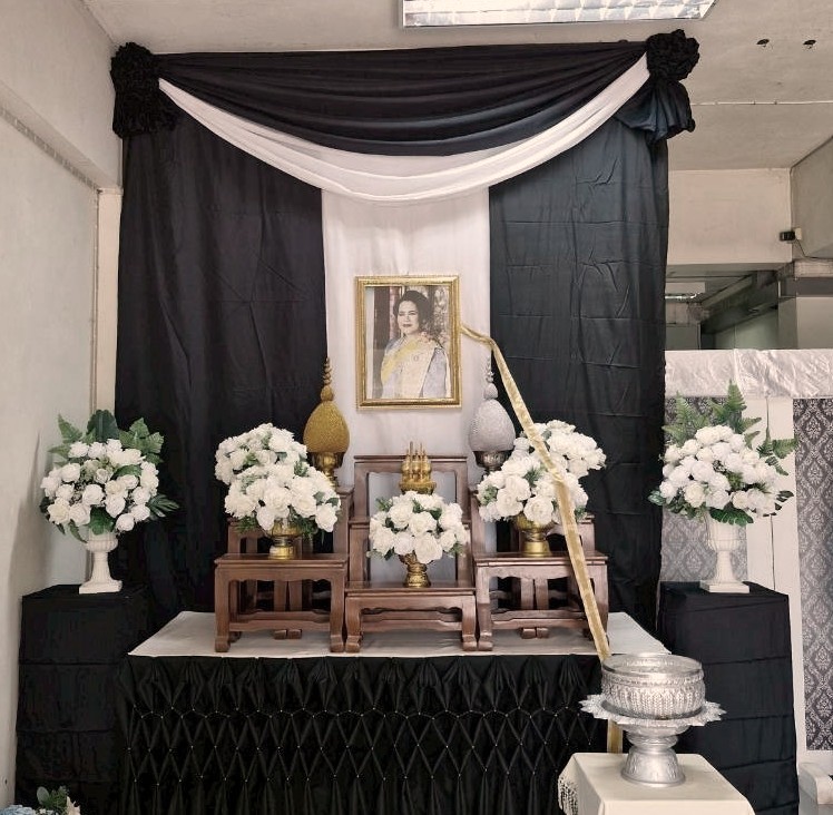 พช.พญาเม็งราย ร่วมพิธีถวายน้ำสรงพระบรมศพ สมเด็จพระนางเจ้าสิริกิติ์ พระบรมราชินีนาถ พระบรมราชชนนีพันปีหลวง เบื้องหน้าพระฉายาลักษณ์