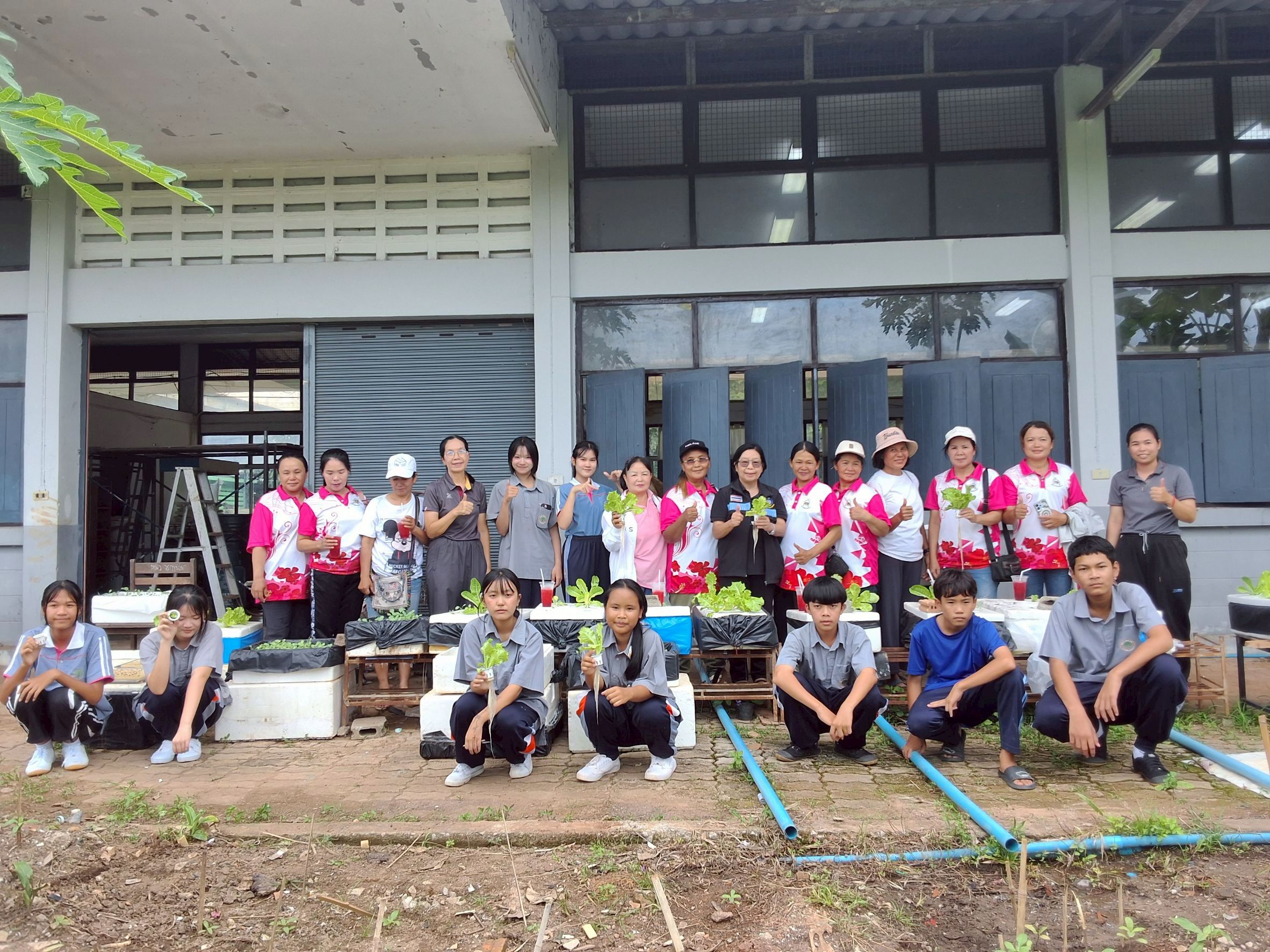 พช.พญาเม็งราย ติดตามผลการปลูกผักไฮโดรโปนิกส์ (Hydroponics) ตามโครงการเสริมสร้างทักษะอาชีพ 1 อาชีพ 1 โรงเรียน : เกษตรอัจฉริยะสมาร์ทฟาร์ม (Smart Farm)